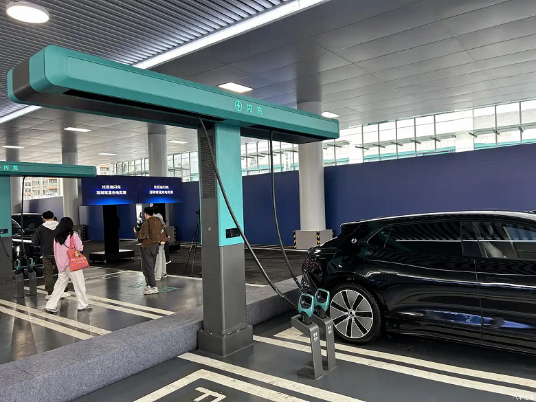 BYD показала зарядку будущего: мощность 1500 кВт и &laquo;летающие&raquo; кабели